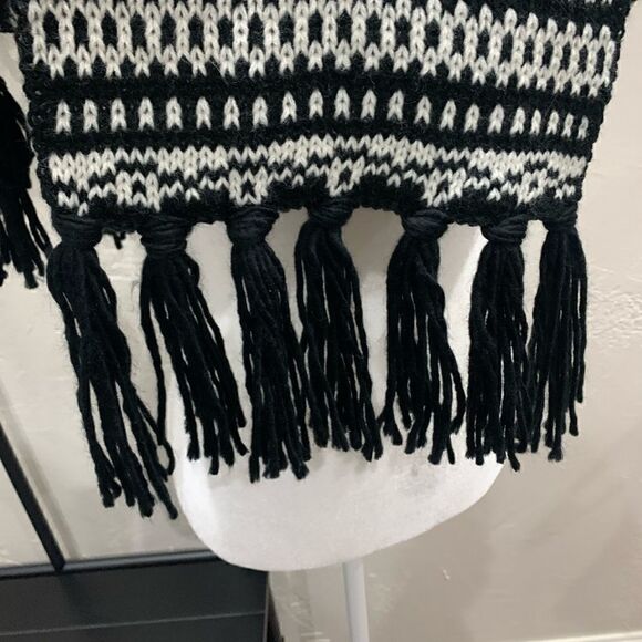 Old Navy black & white winter knitted scarf (NWT) unisex - Picture 7 of 9